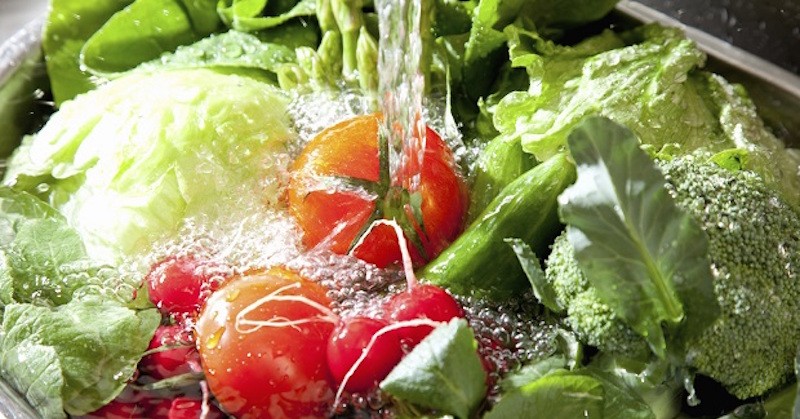 Ngâm rau quả vào nước muối sẽ 'sạch' được thuốc trừ sâu?